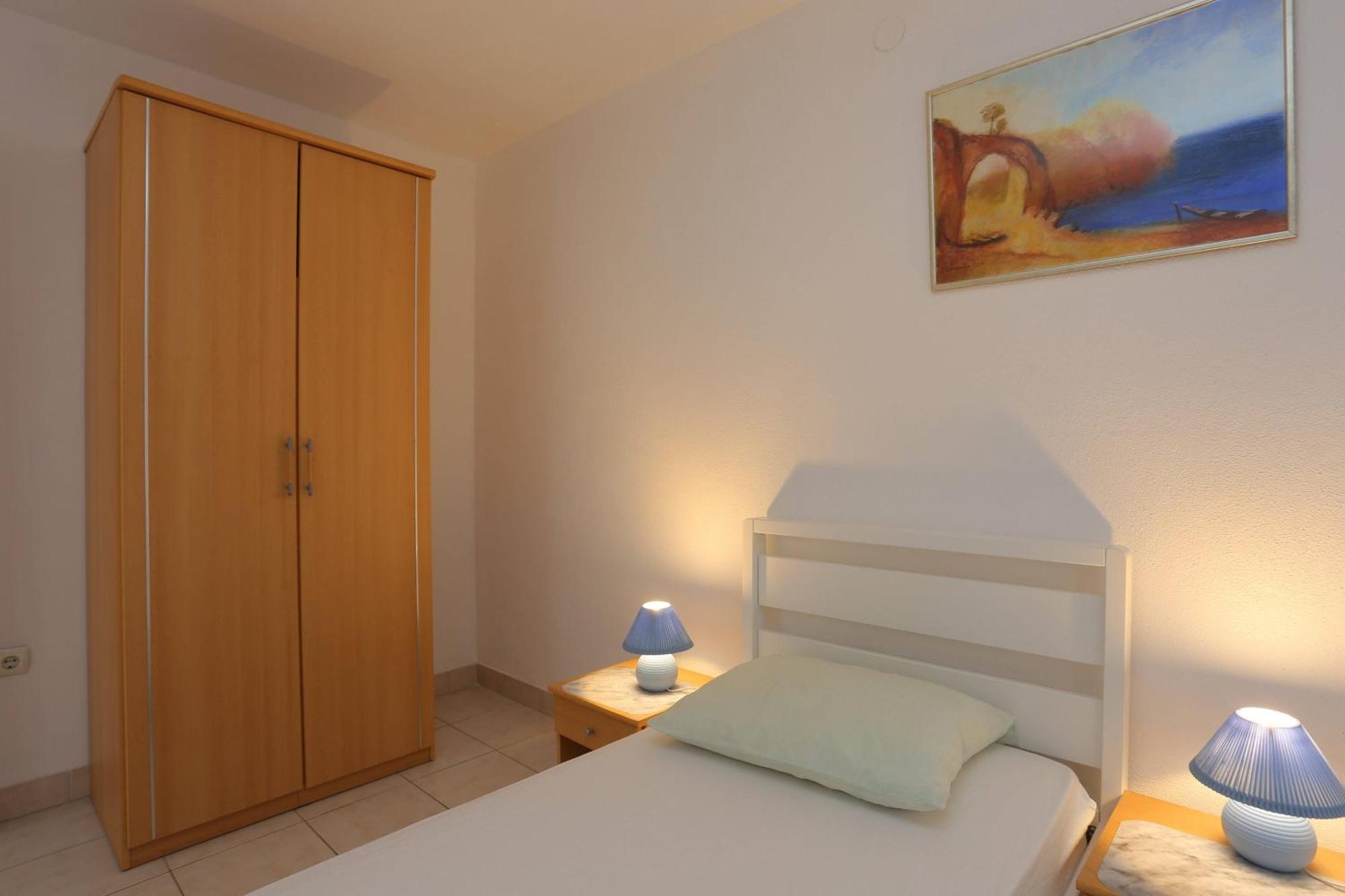Family Friendly Apartments With A Swimming Pool Businci, Ciovo - 11232 Trogir Room photo